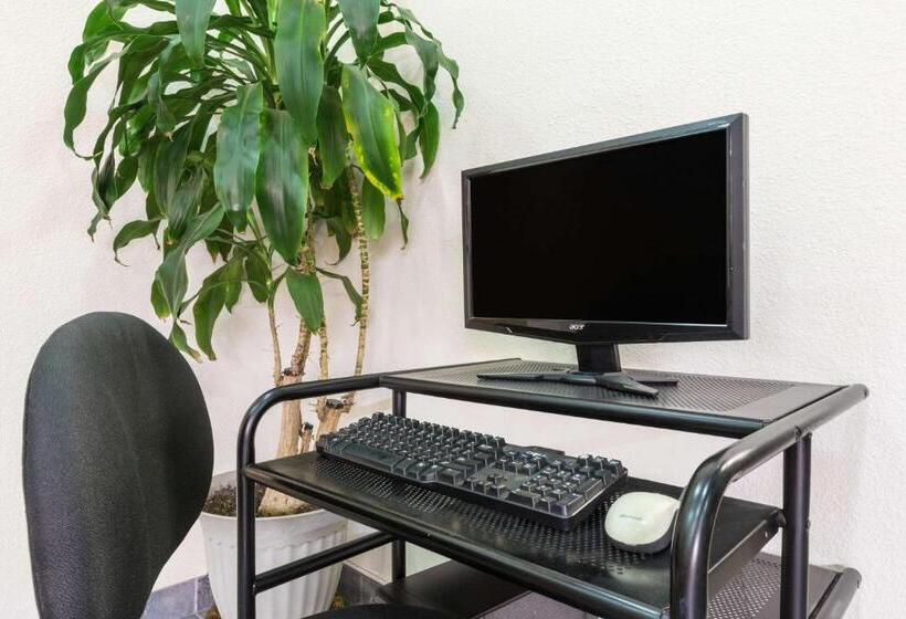 هتل Creekside Inn & Suites