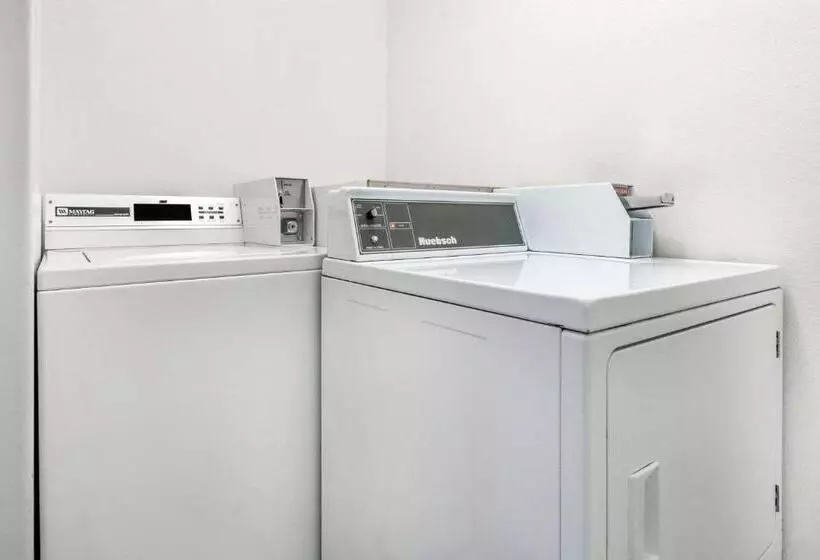 Hotelli Creekside Inn & Suites