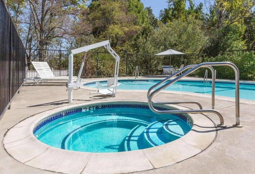 هتل Creekside Inn & Suites