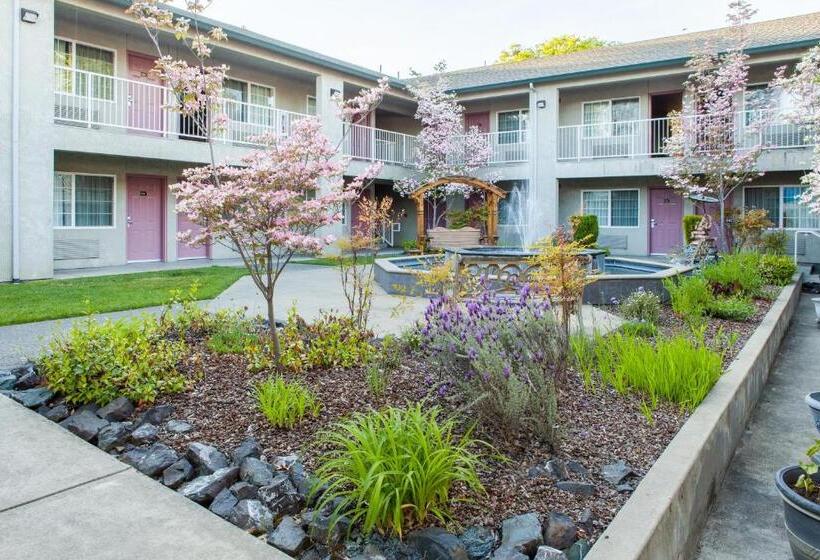 هتل Creekside Inn & Suites