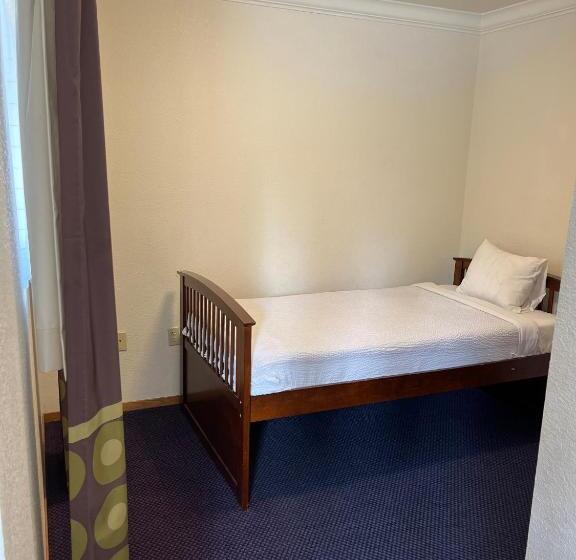 هتل Creekside Inn & Suites