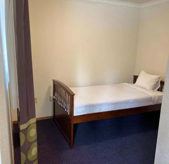 Hotelli Creekside Inn & Suites