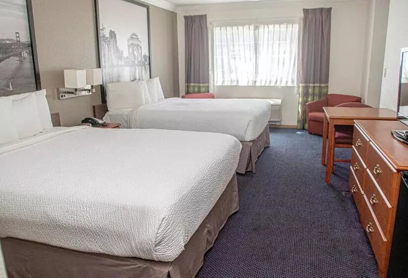 Hotelli Creekside Inn & Suites