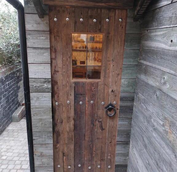 پانسیون A Little Bit Of Magic Witchcraft