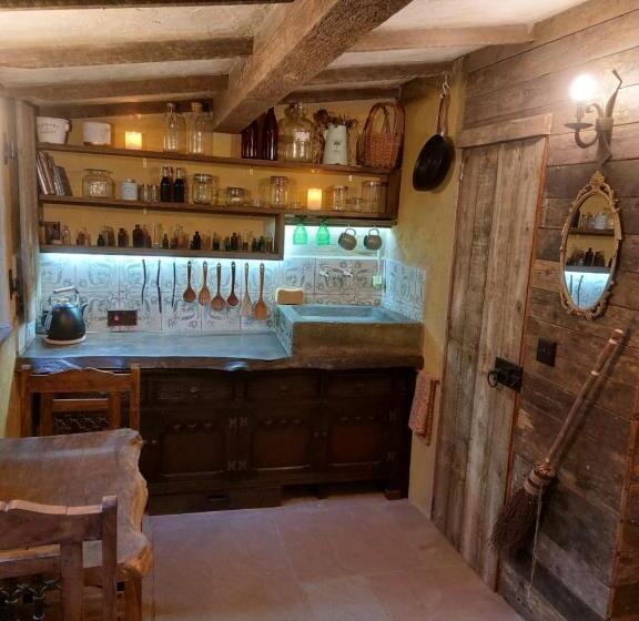 پانسیون A Little Bit Of Magic Witchcraft