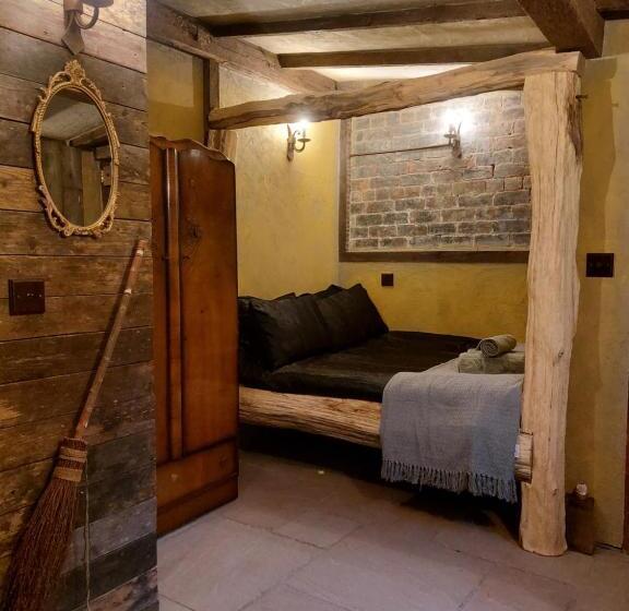 پانسیون A Little Bit Of Magic Witchcraft