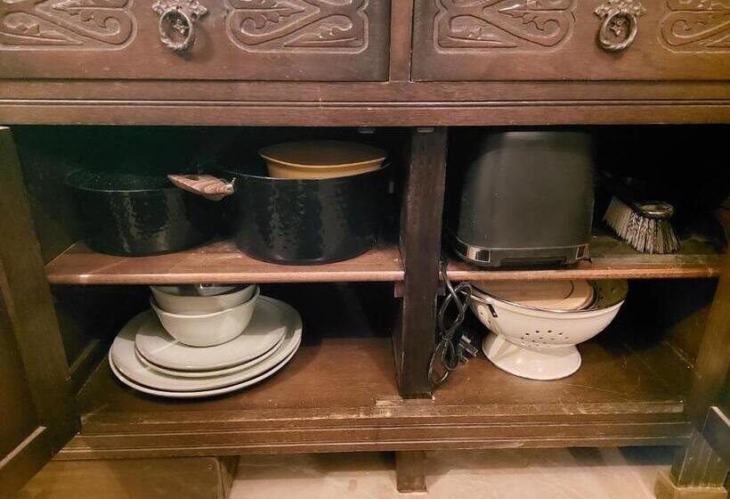 پانسیون A Little Bit Of Magic Witchcraft