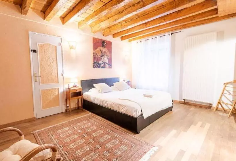 ペンション Country House Les Romarins 14 Pers