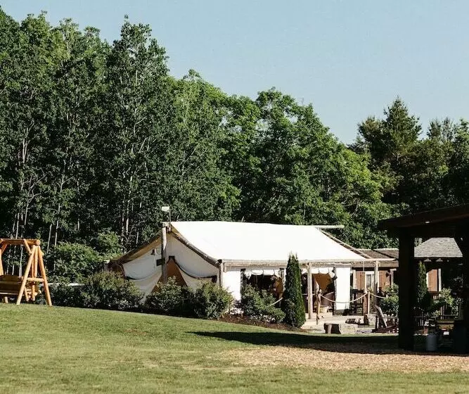 Lomakeskus Whispering Springs Wilderness Retreat