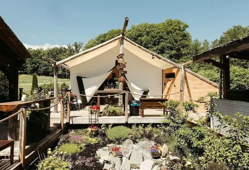 Lomakeskus Whispering Springs Wilderness Retreat