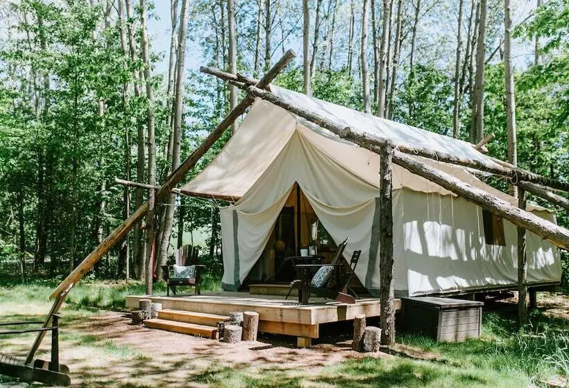 Lomakeskus Whispering Springs Wilderness Retreat