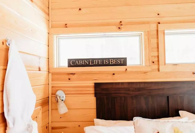 Lomakeskus Whispering Springs Wilderness Retreat