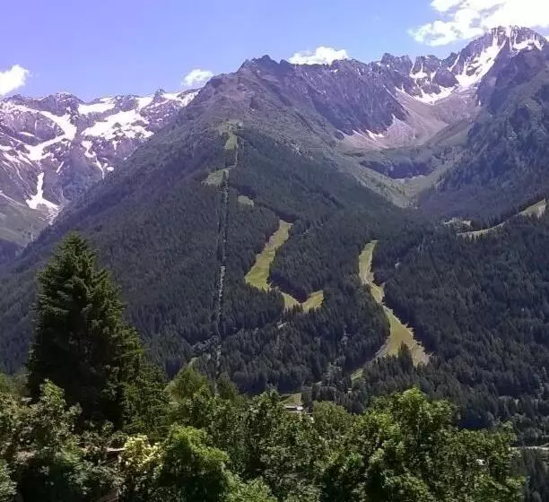 ホテル Garni La Genziana