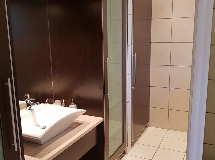 הוסטל Oasis Shanti Backpackers