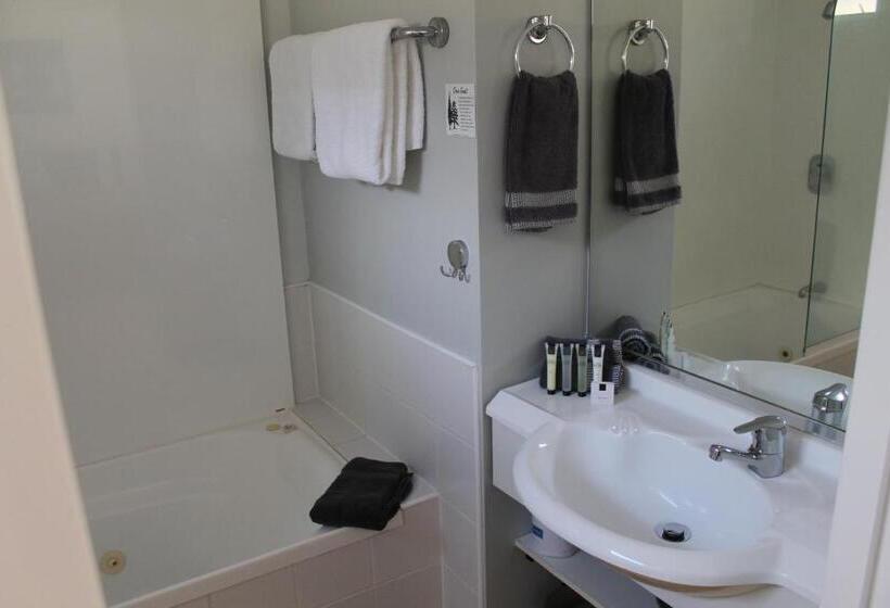 מוטל Aquarius Motor Inn