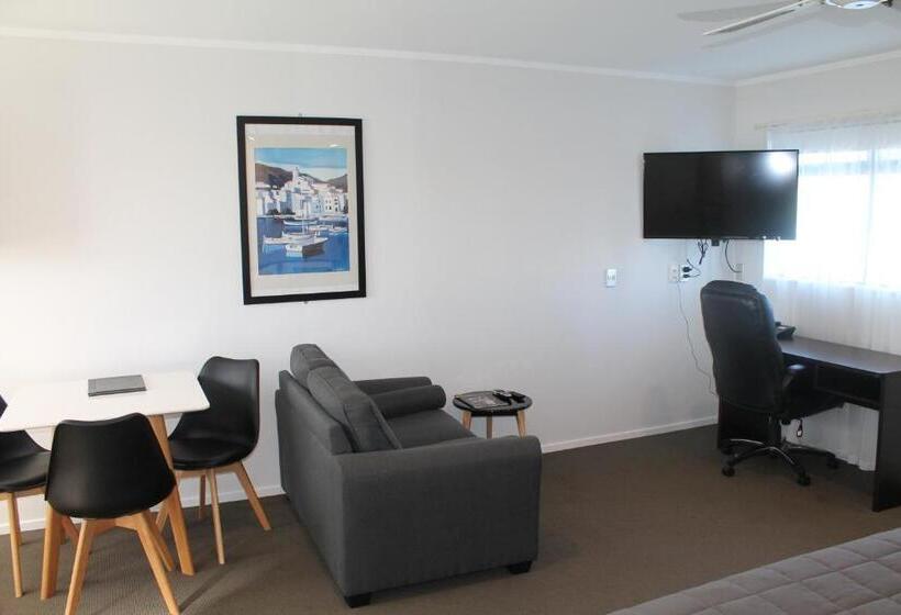 מוטל Aquarius Motor Inn