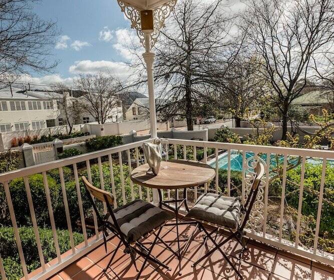 פנסיון Corner House Residence