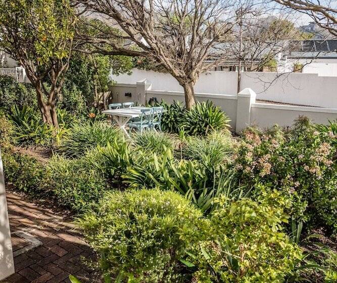 פנסיון Corner House Residence