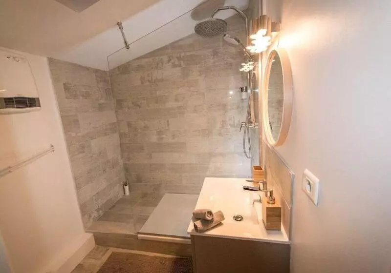تختخواب و صبحانه La Maison Gustave