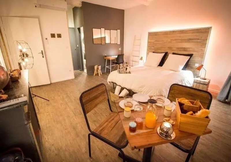 تختخواب و صبحانه La Maison Gustave