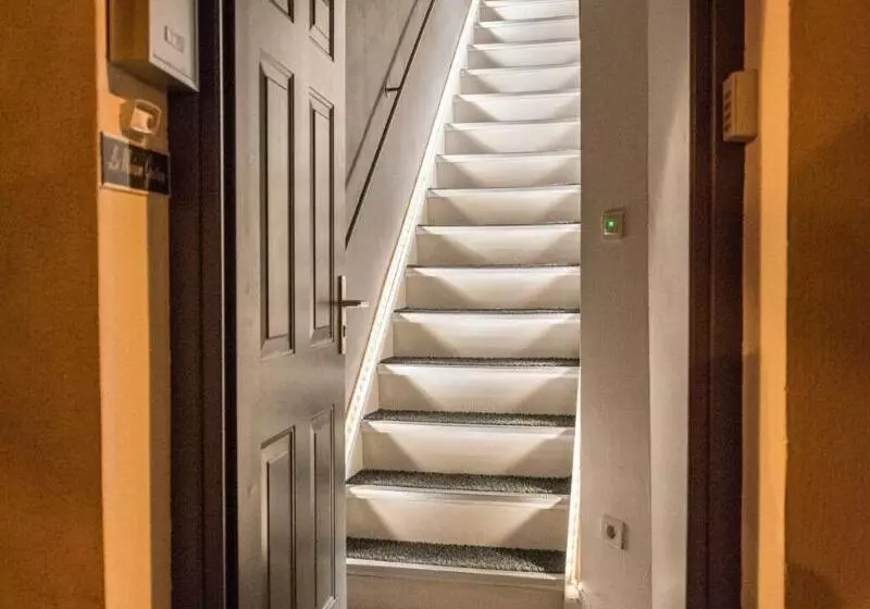 تختخواب و صبحانه La Maison Gustave