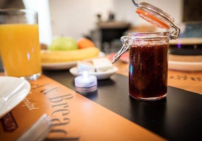 تختخواب و صبحانه La Maison Gustave