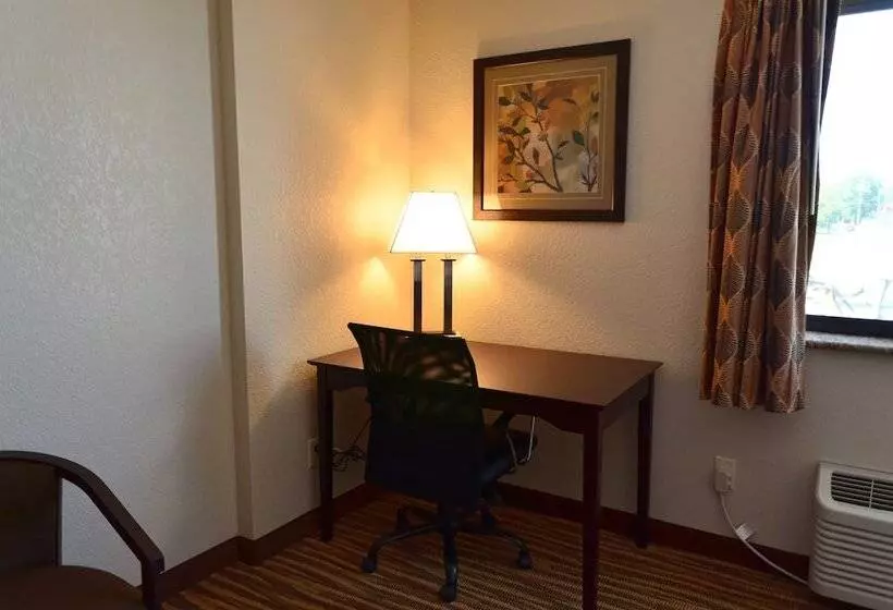 Hotelli Cobblestone Inn & Suites   Clarion