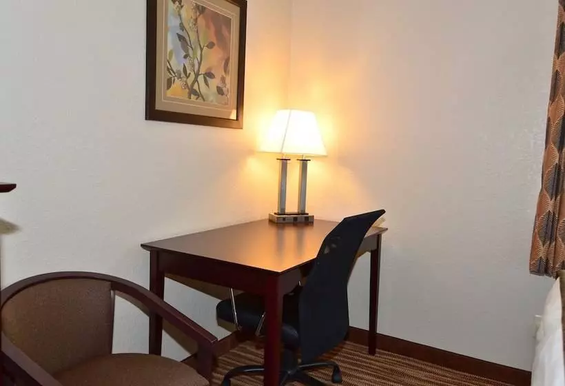 Hotelli Cobblestone Inn & Suites   Clarion