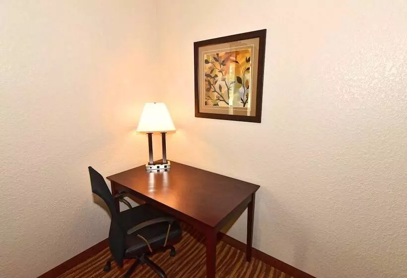 Hotelli Cobblestone Inn & Suites   Clarion