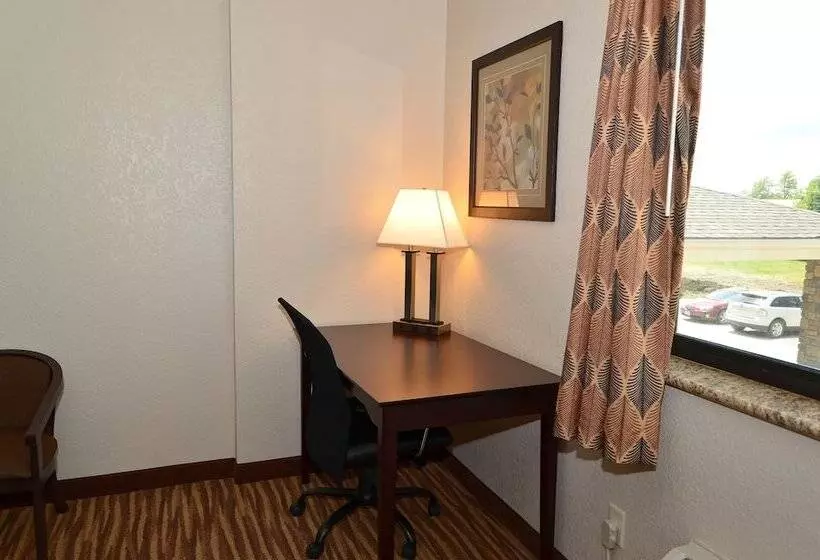 Hotelli Cobblestone Inn & Suites   Clarion
