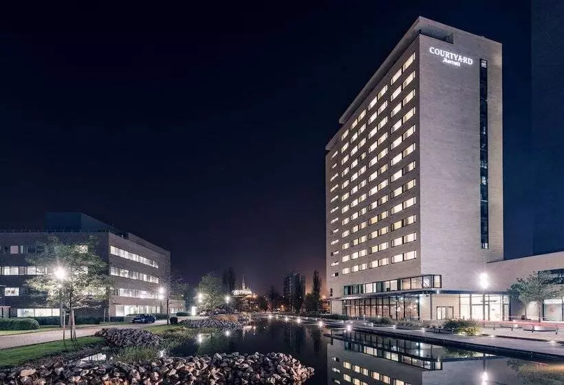ホテル Courtyard By Marriott Brno
