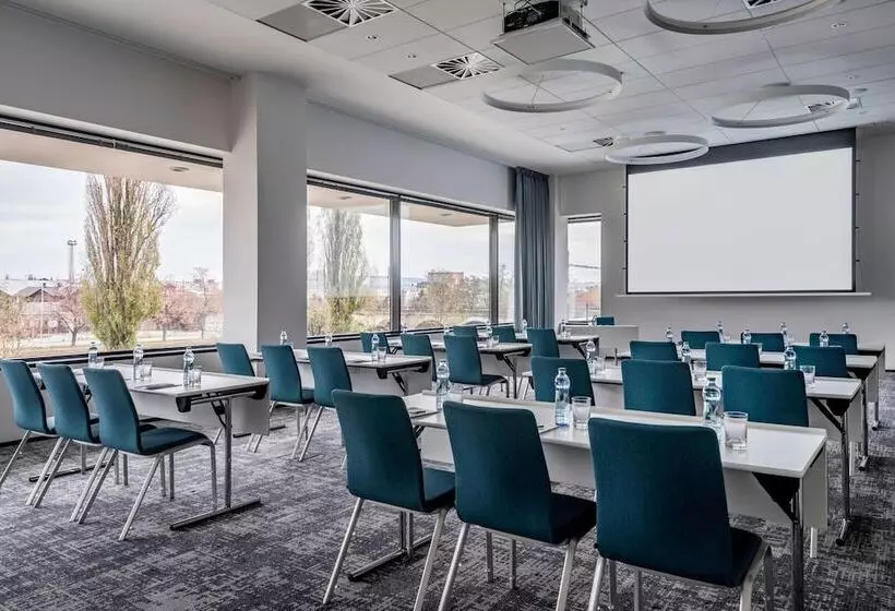 ホテル Courtyard By Marriott Brno