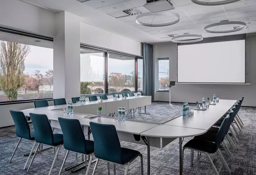 ホテル Courtyard By Marriott Brno