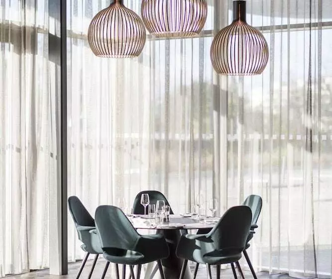 ホテル Courtyard By Marriott Brno