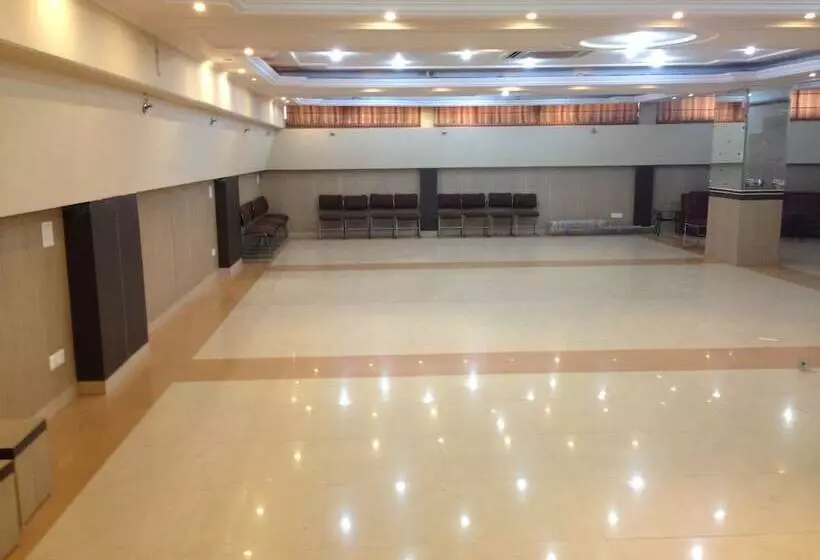 هتل Fabexpress Llyod Residency