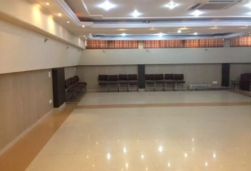 هتل Fabexpress Llyod Residency