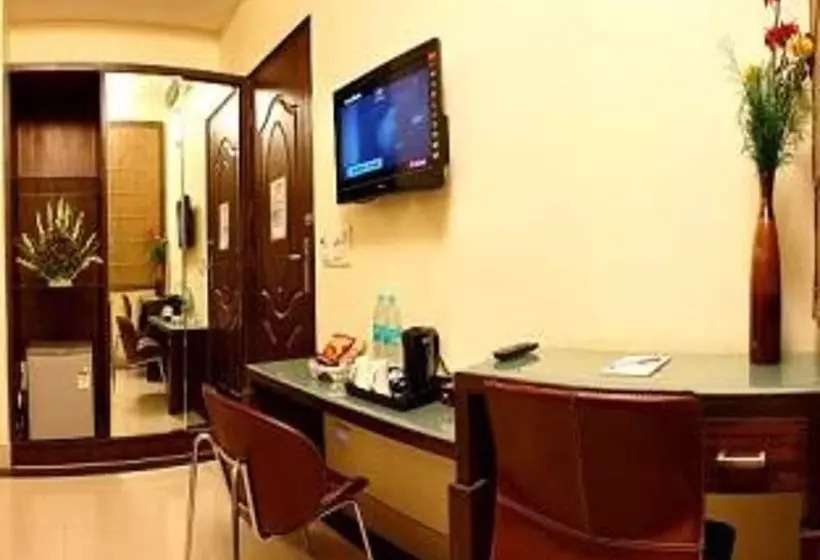 هتل Fabexpress Llyod Residency