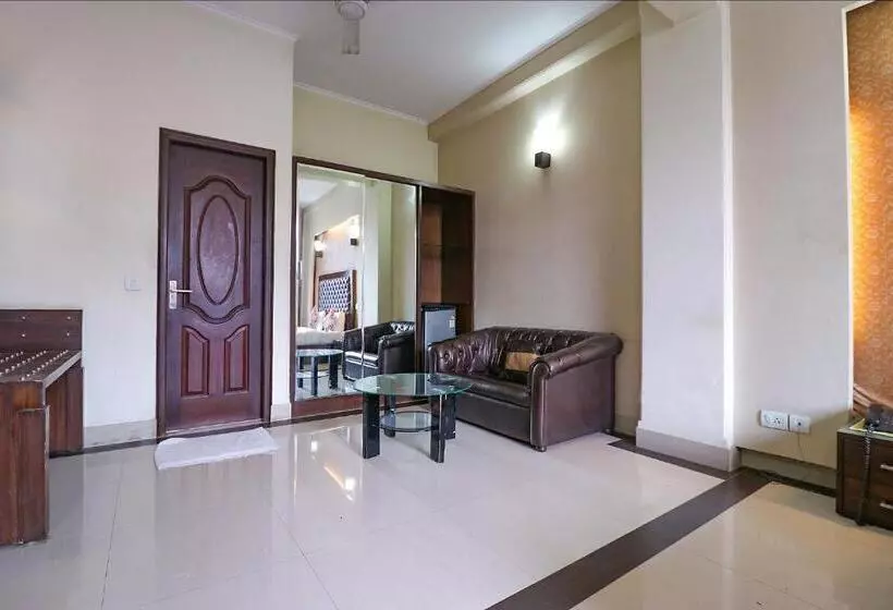 هتل Fabexpress Llyod Residency