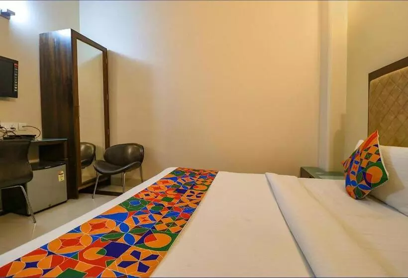 هتل Fabexpress Llyod Residency