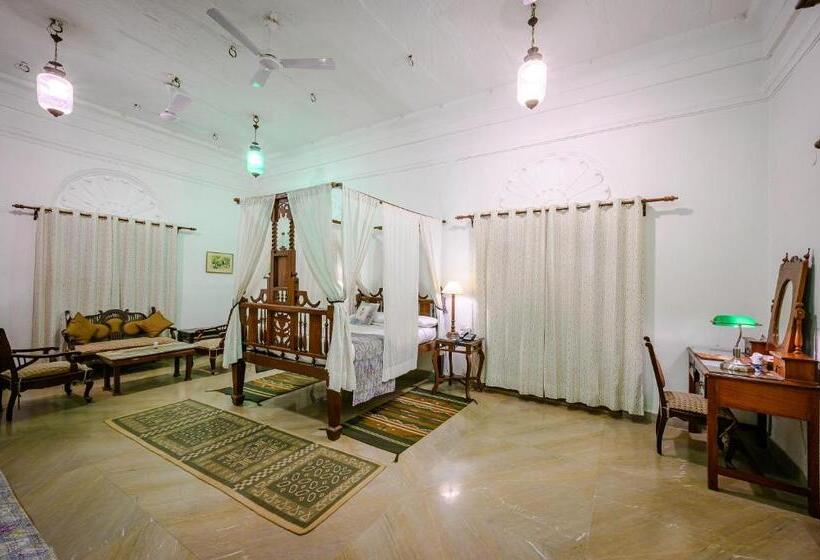 هتل Neemrana S  Deo Bagh