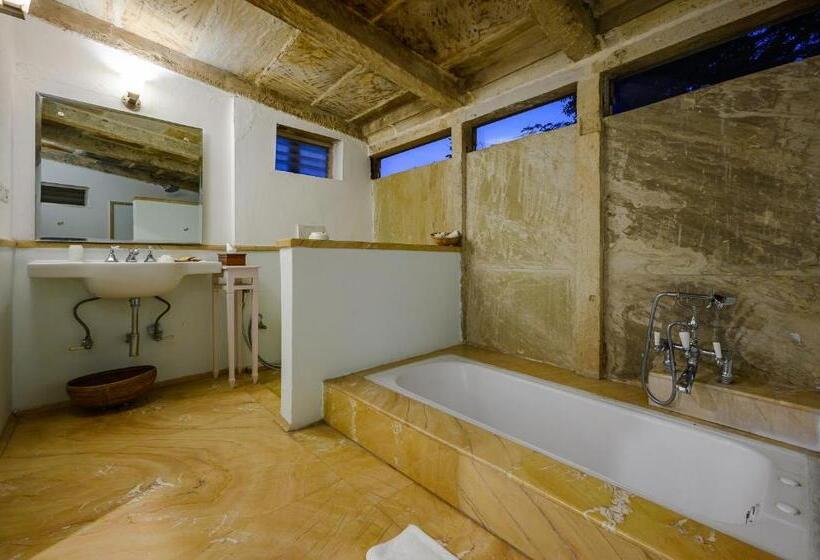 هتل Neemrana S  Deo Bagh