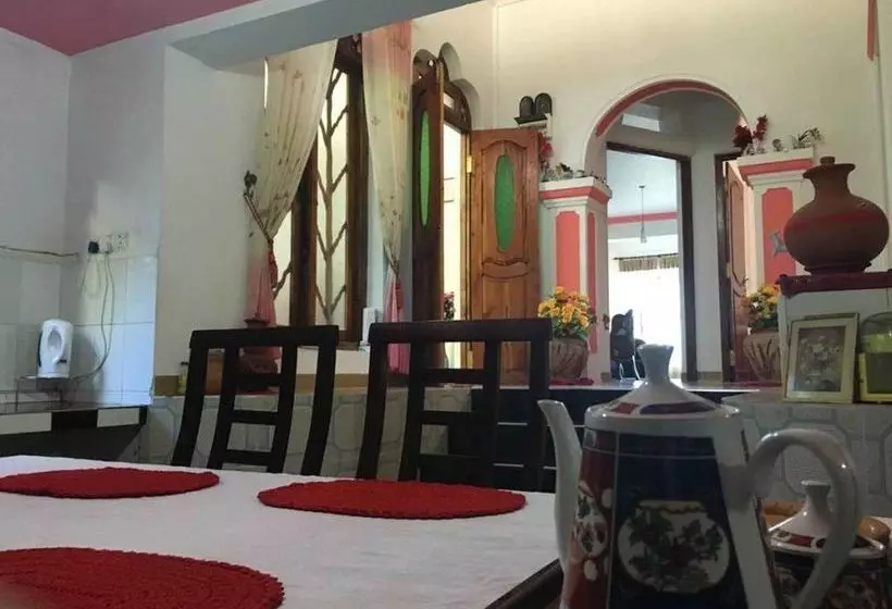ホテル Roshan Guest House