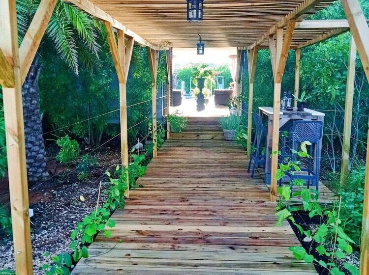 استراحتگاه Red Palm Village