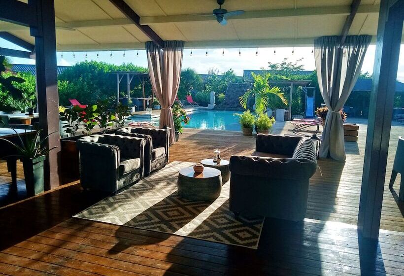 استراحتگاه Red Palm Village