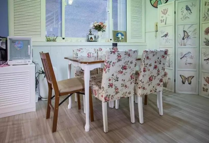 تختخواب و صبحانه Antlers Guest House
