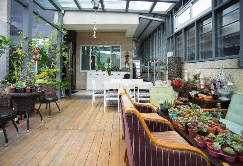 تختخواب و صبحانه Antlers Guest House