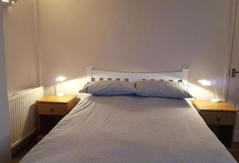 Bed and Breakfast A35 Pitstop