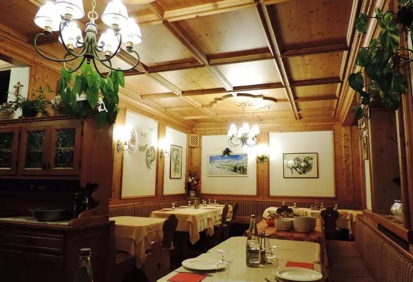 Hotelli Albergo Ombrettola