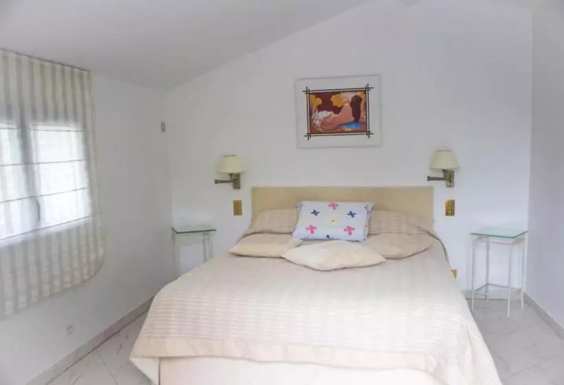 تختخواب و صبحانه Villa Yoda