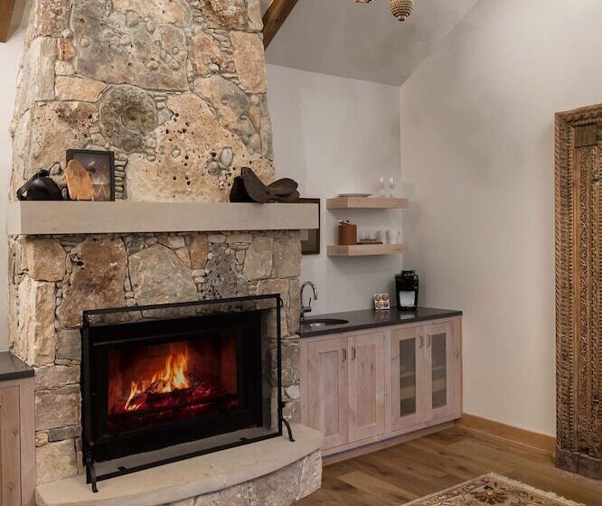 Отель Camp Lucy